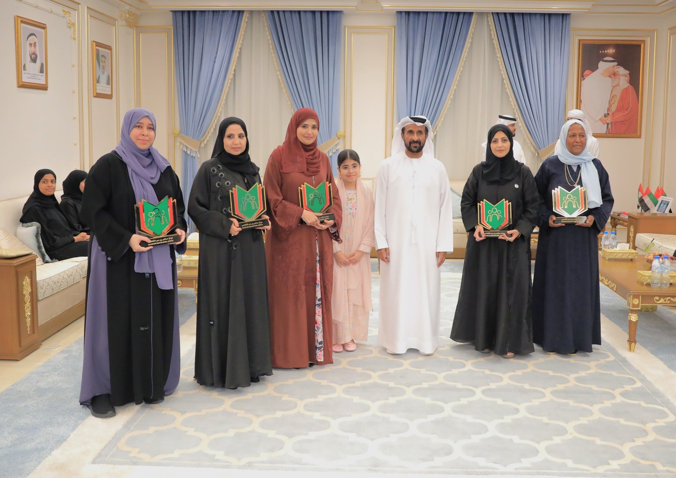 مركز سالم بن حم الثقافي يحتفي بالمرأة الإماراتية ويكرم رائدات في الثقافة والتربية
