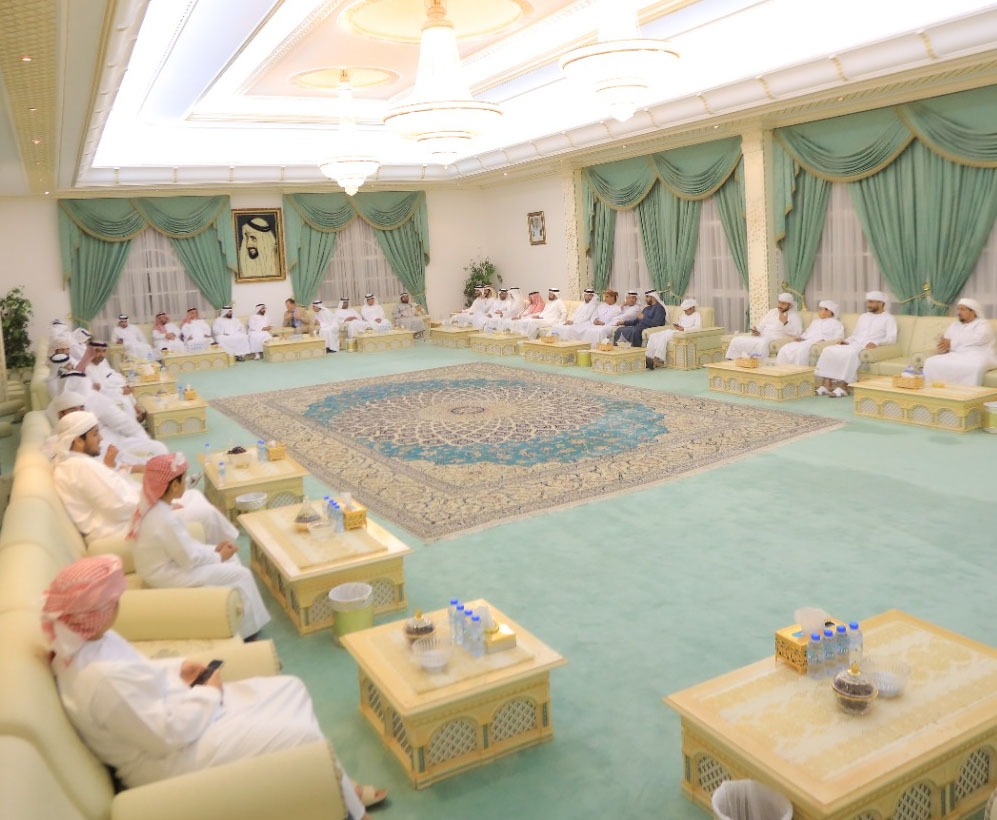 في مجلس بن حم الرمضاني  السفير البريطاني ….الإمارات نموذج عالمي في التلاحم المجتمعي وحفظ التراث