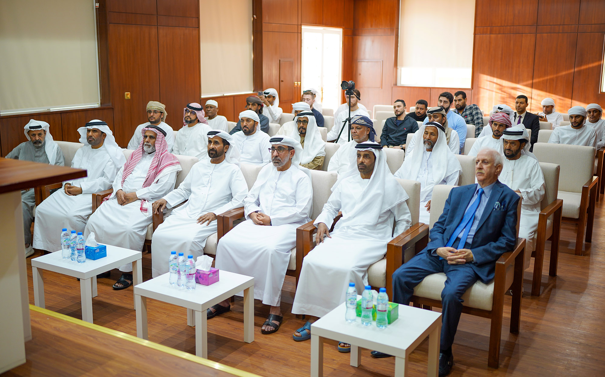 مركز سالم بن حم الثقافي يحتفي بيوم اللغة العربية العالمي