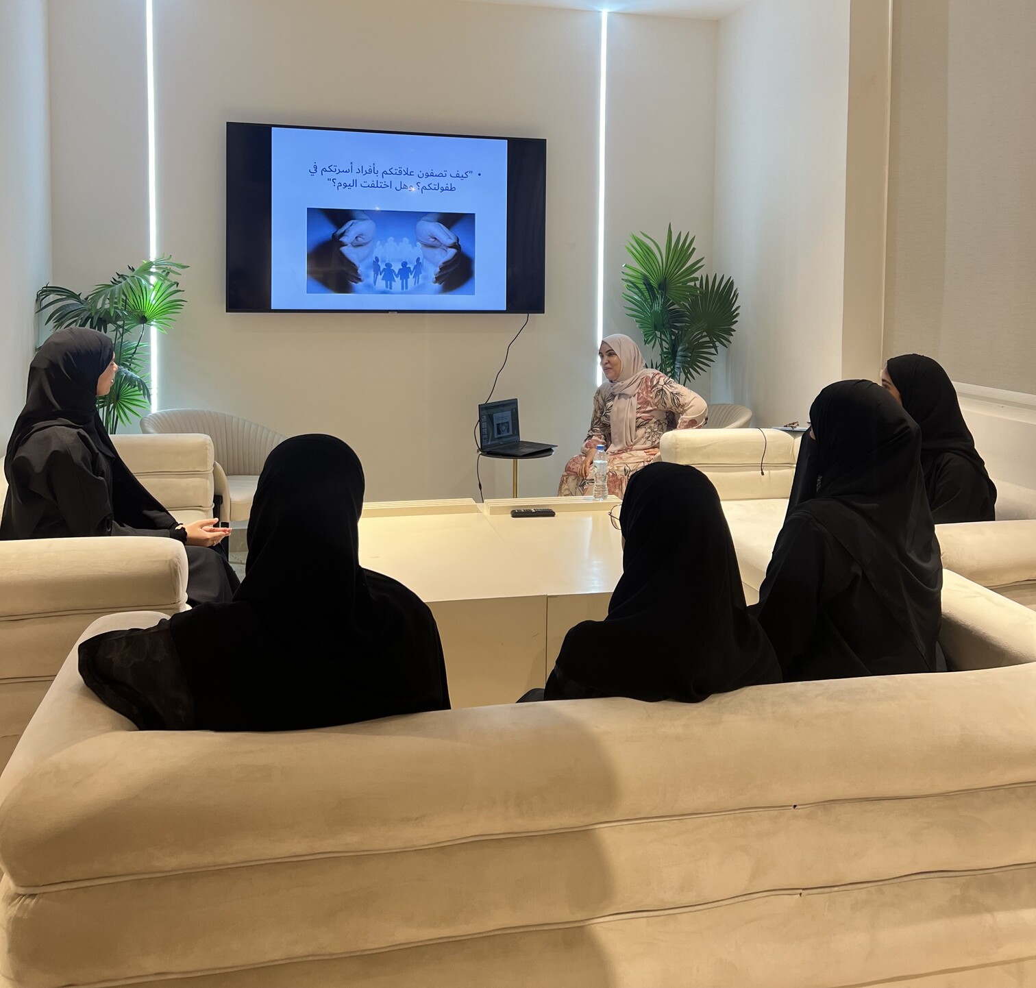 البرنامج الصيفي 2025 : جلسة حوارية بعنوان "العلاقات الأسرية بين الماضي والحاضر"