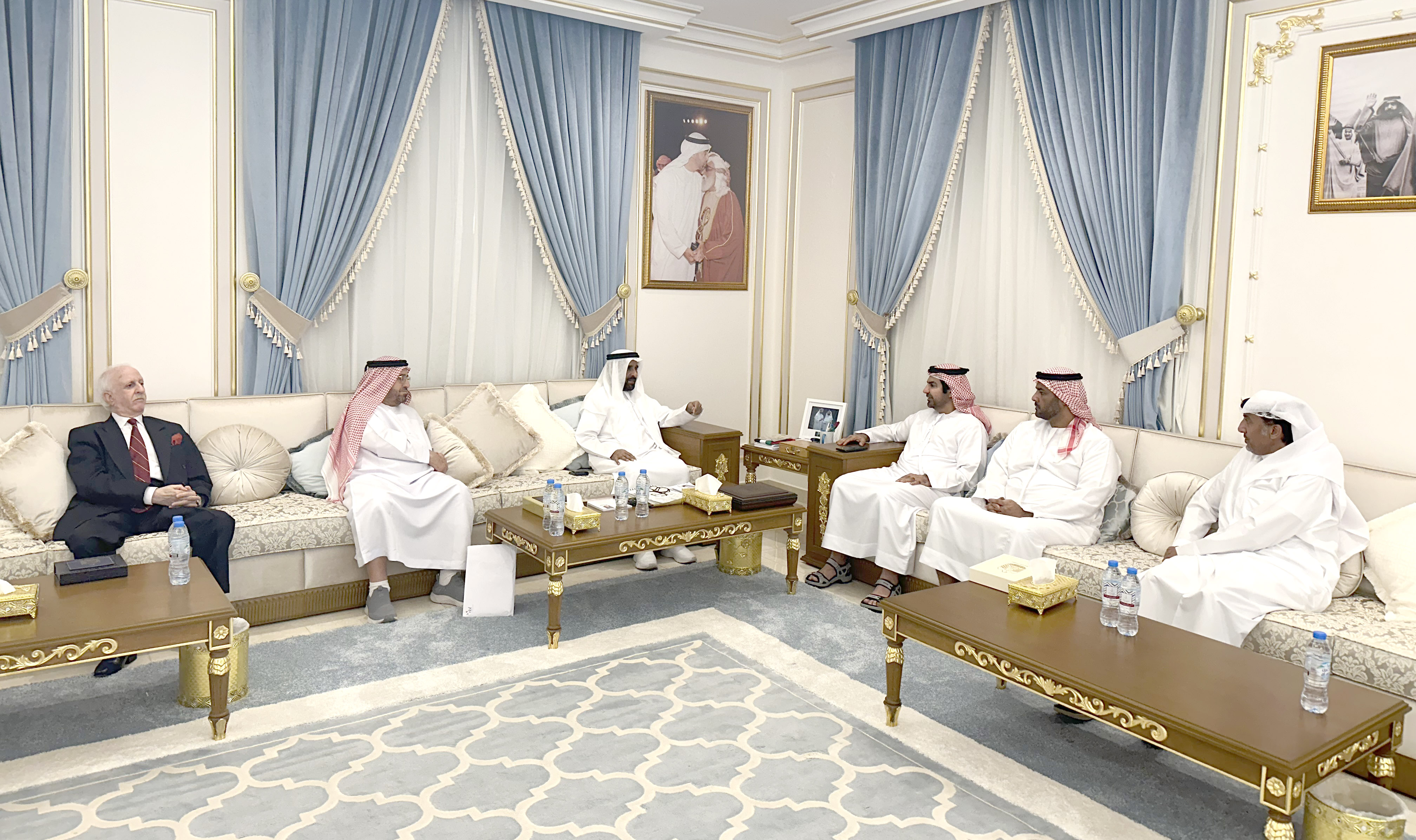 توقيع مذكرة تفاهم بين مركز سالم بن حم الثقافي و جمعية الإمارات للإدارة العامة