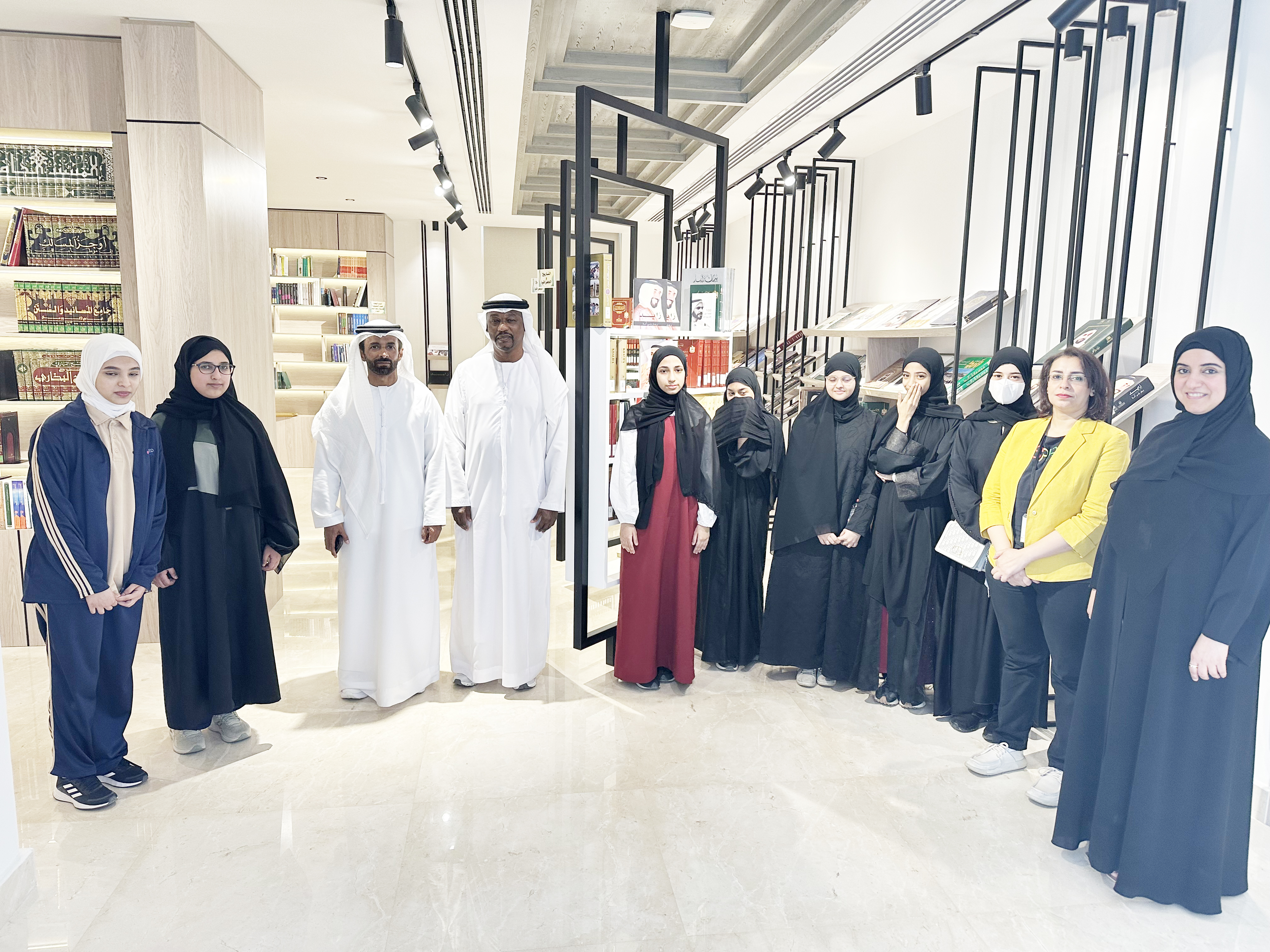 في إطار عام المجتمع: ورش مشتركة بين مكتبة زايد ومركز سالم بن حم لتعزيز وعي الطلبة
