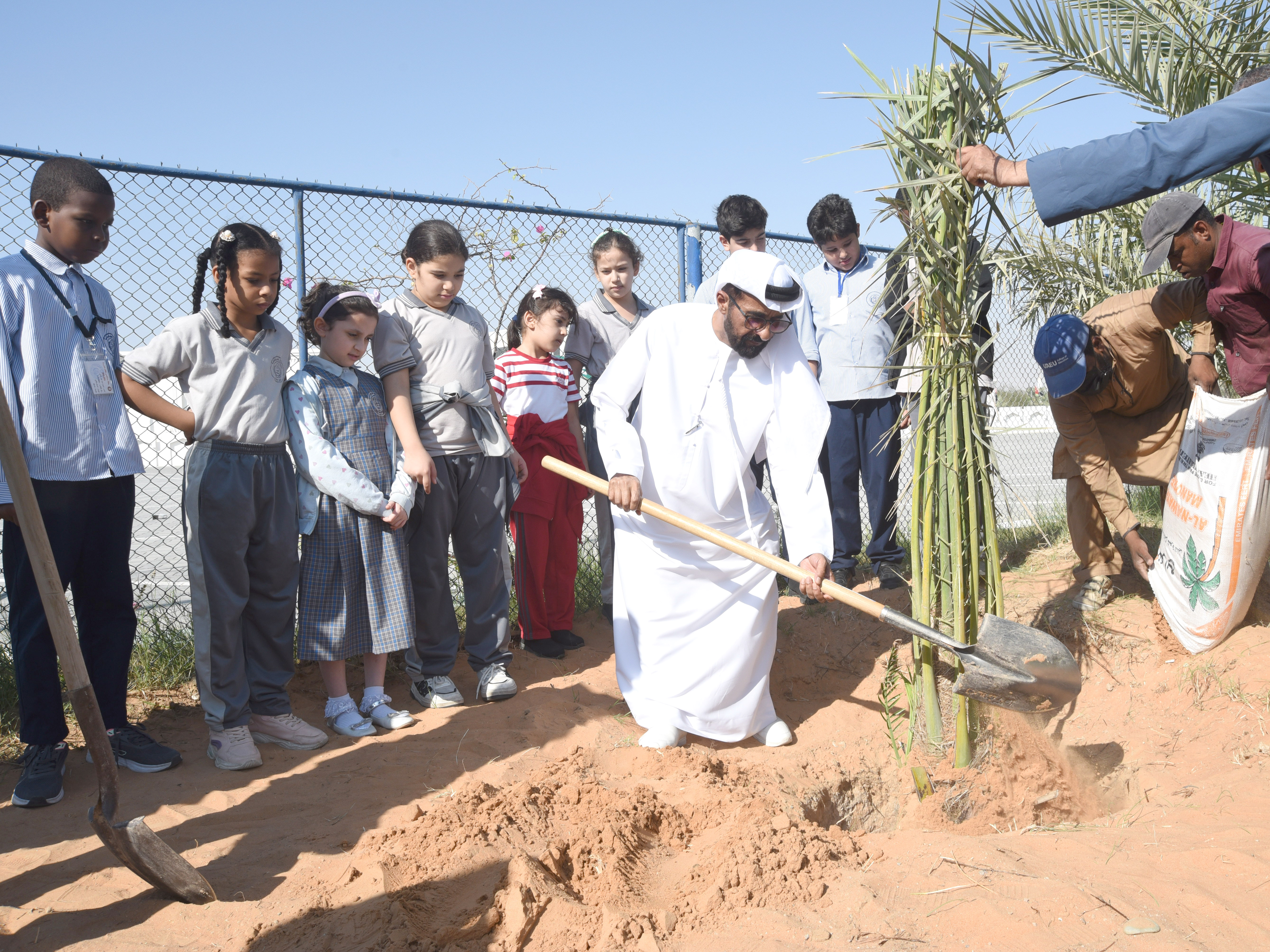"مركز سالم بن حم الثقافي يشارك في حملة "ازرع الإمارات