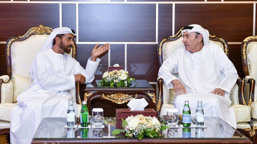 مذكرة تفاهم بين جامعة الإمارات ومركز سالم بن حم الثقافي