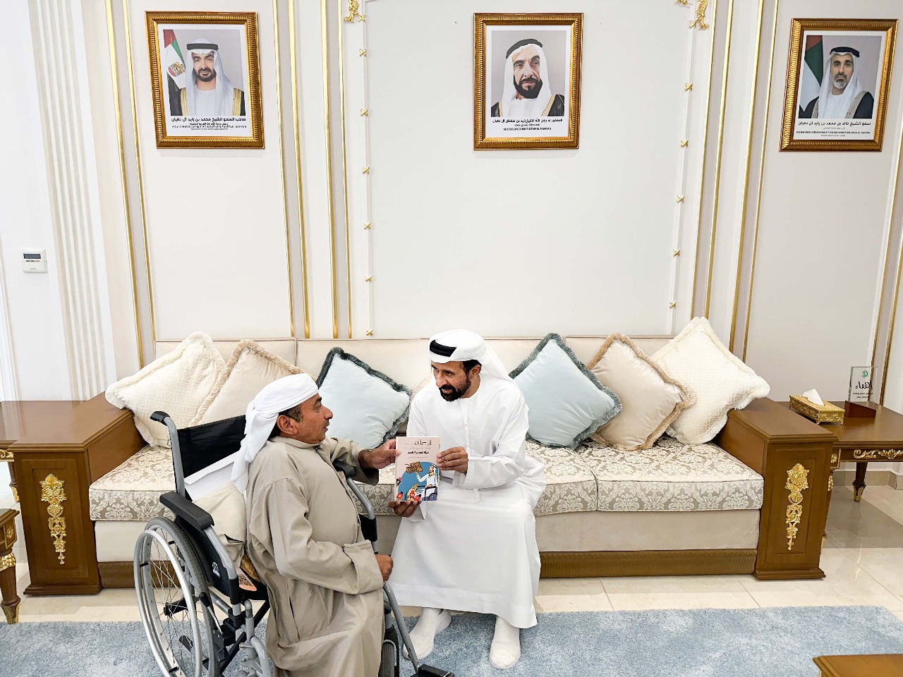 إهداء كتاب «الإعلام في دولة الإمارات – مرآة أصحاب الهمم» إلى مركز سالم بن حم الثقافي تقديرًا لدعمه للمبادرات الثقافية