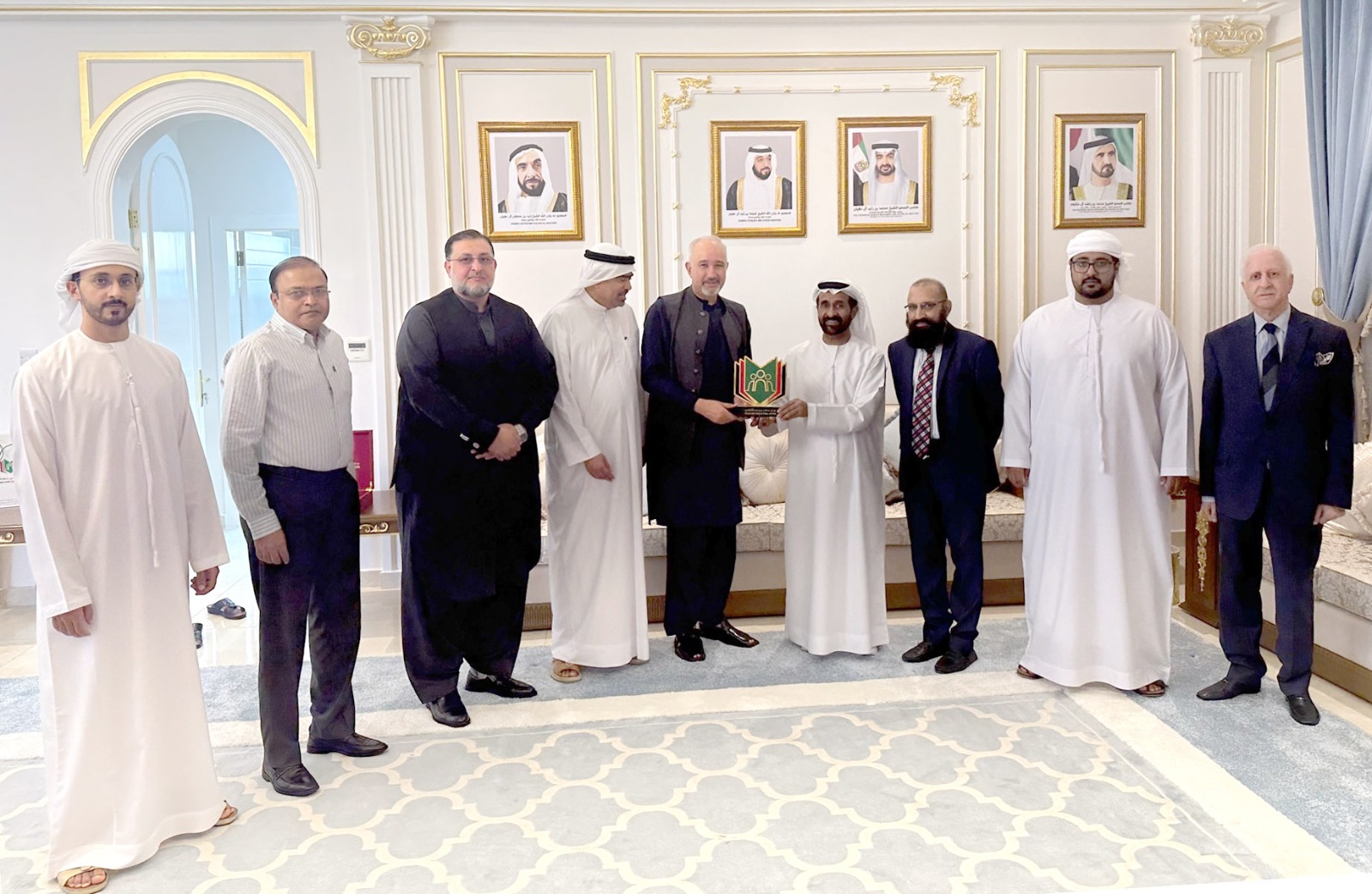 سفير باكستان لدى الدولة يزور مركز سالم بن حم الثقافي