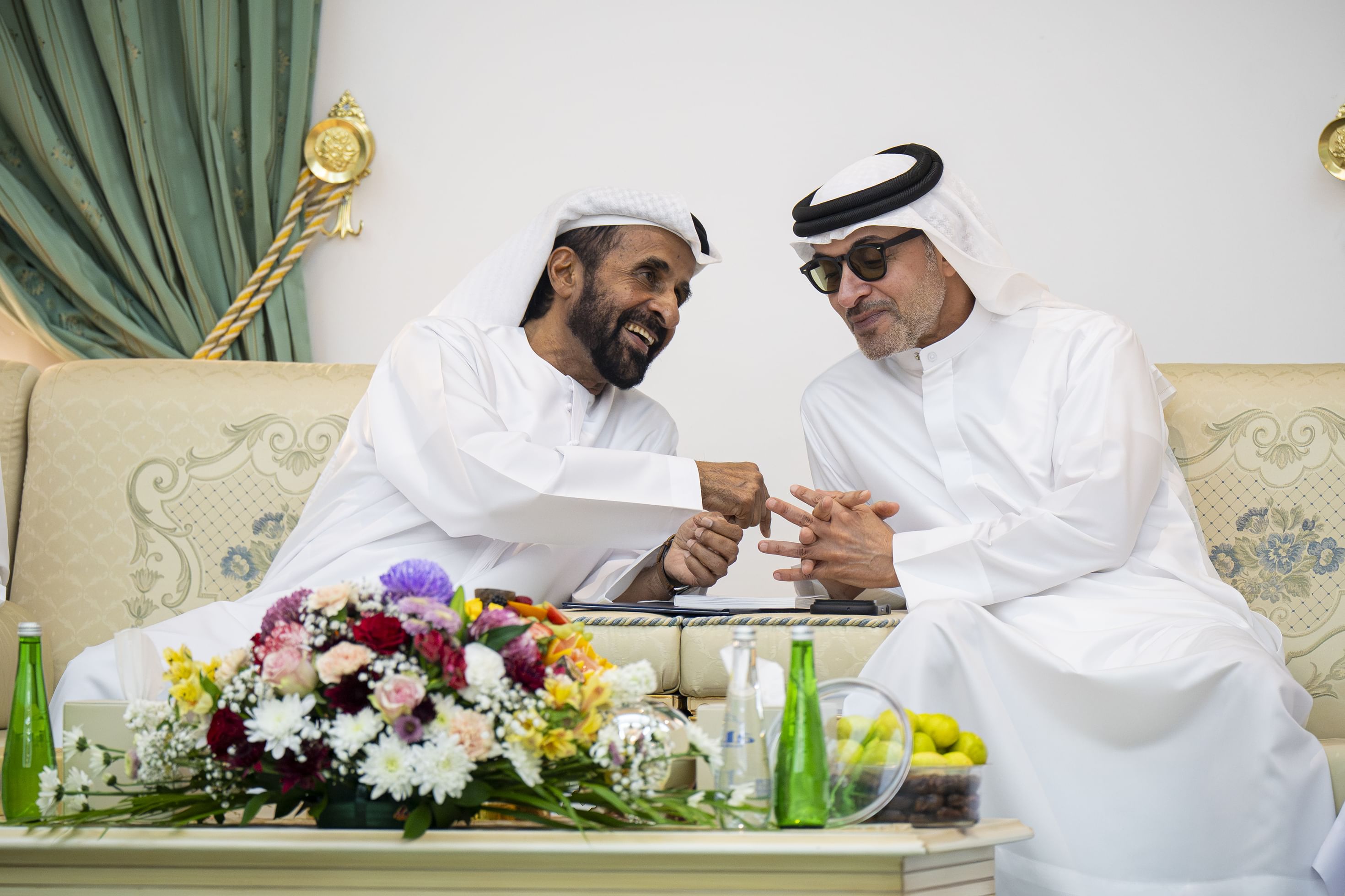 هزاع بن زايد يزور مسلم بن حم العامري في منزله بمنطقة العين